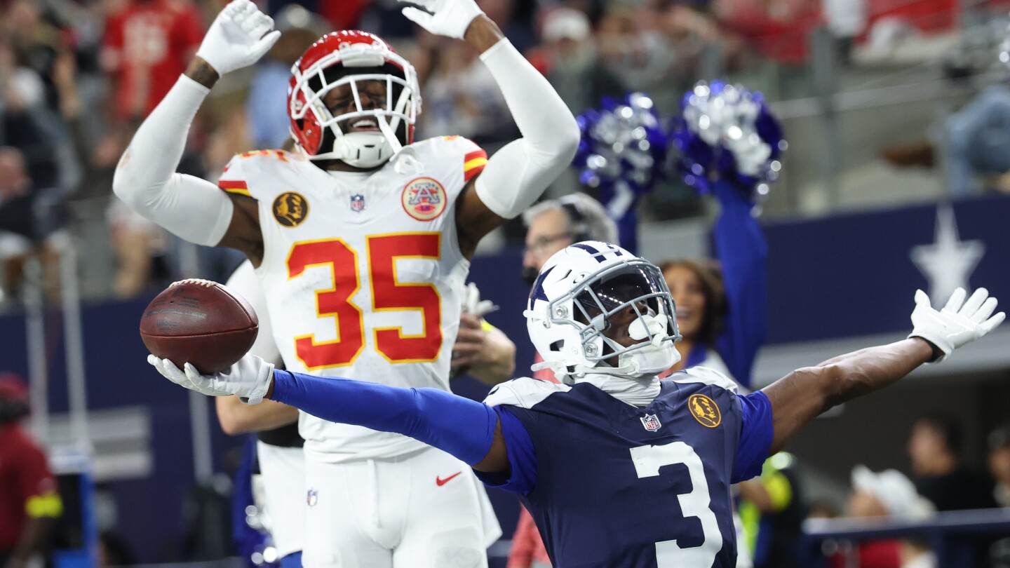  Cowboys keep playoff hopes alive with 31-28 win over Chiefs