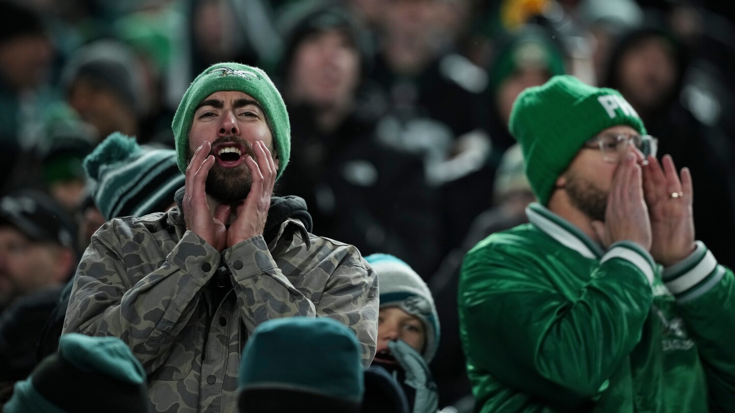  Eagles’ Sirianni stands by offensive coordinator Patullo after fans chant ‘Fire Kevin!’