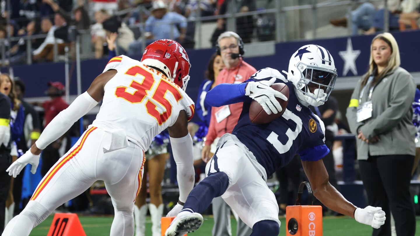  George Pickens on sun at Cowboys’ stadium: Curtains would help, that’s up to Jerry Jones