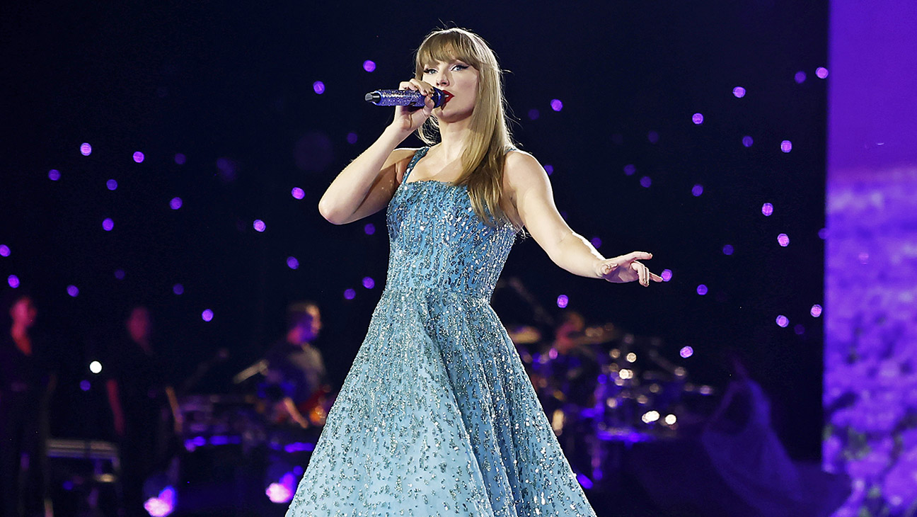  Swift, Travis Kelce on Tour