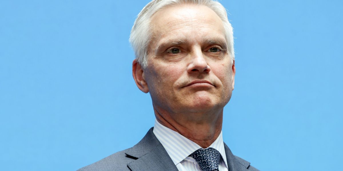  American Airlines CEO says the government shutdown is impacting holiday travel bookings: ‘Nobody wants to put up with hassle’