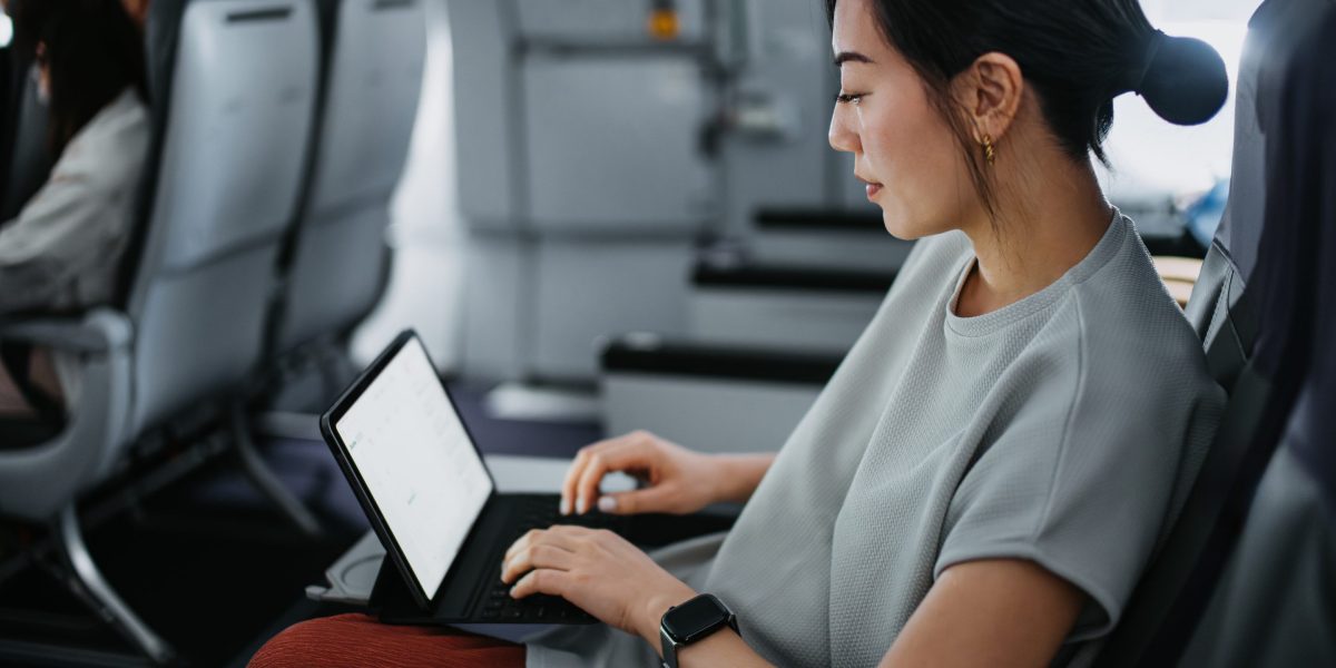  The ideal airplane seat choice to avoid getting sick while traveling, according to an Olympic doctor