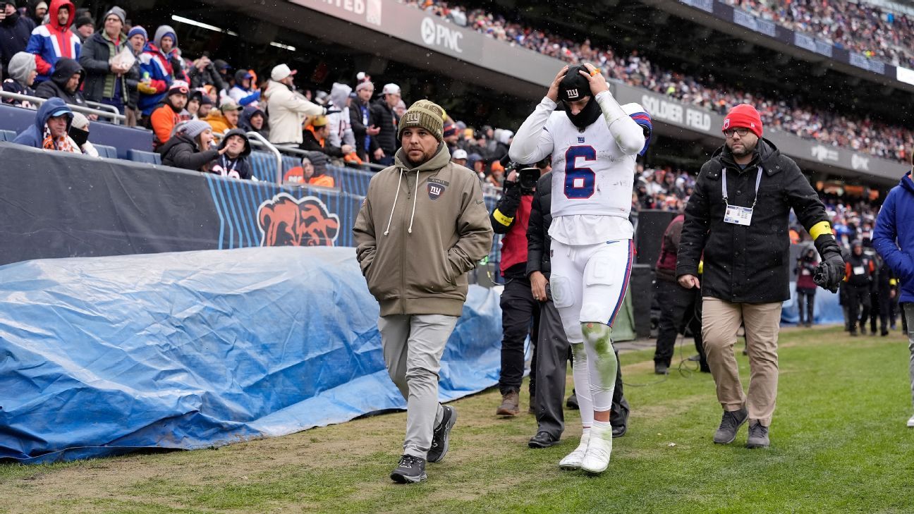  Giants QB Jaxson Dart suffers concussion against Bears