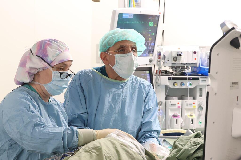 ד"ר אדריאן גרינפלד וד"ר רות גור בעת השתלת קוצב עצבי נגד כאב בבית החולים שיבא