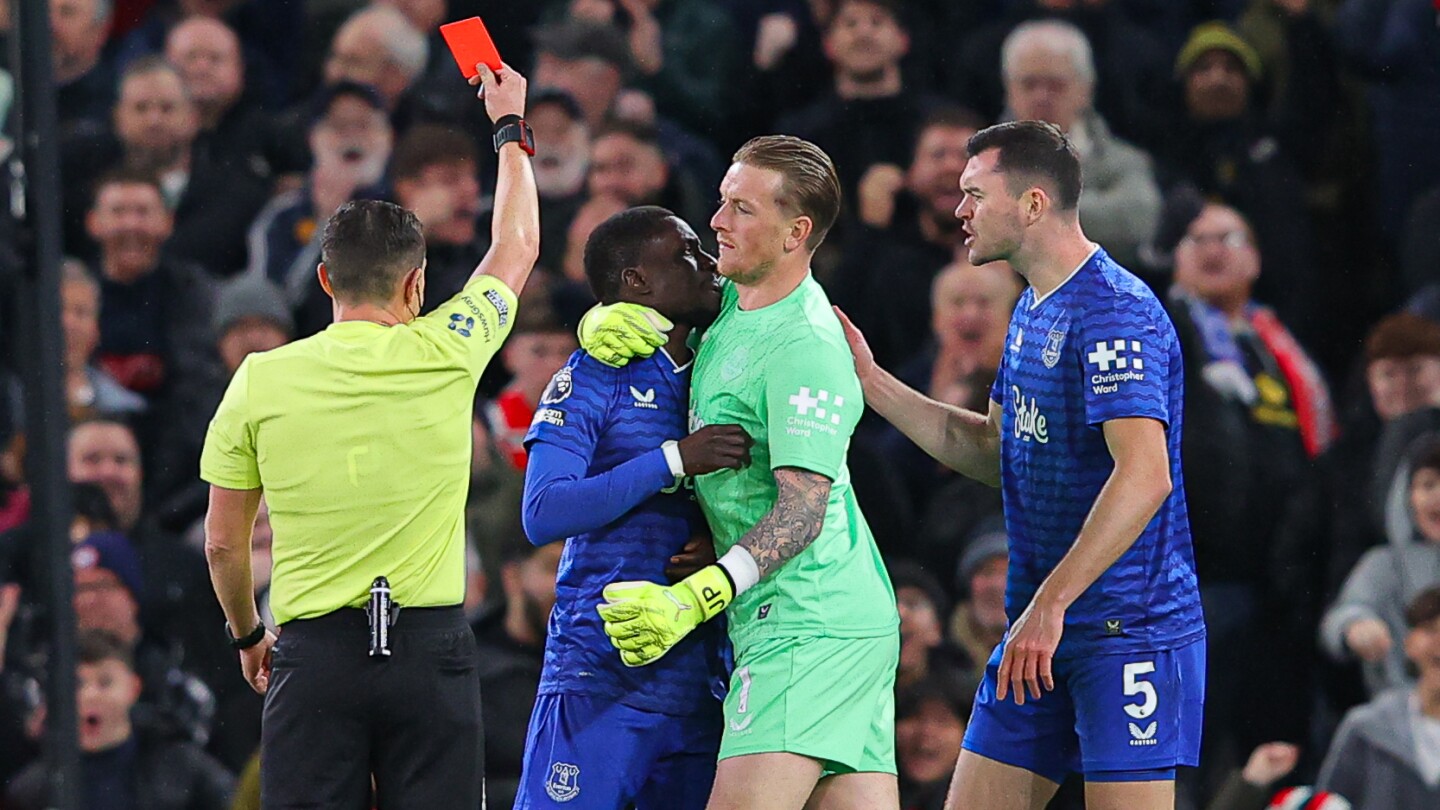  Idrissa Gana Gueye red card video: Everton midfielder slaps teammate Michael Keane in the face