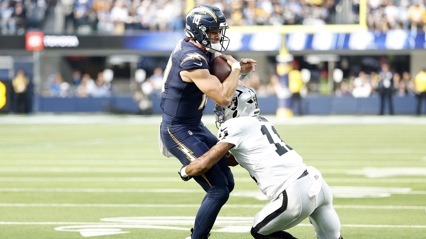  Justin Herbert questionable to return with left hand injury