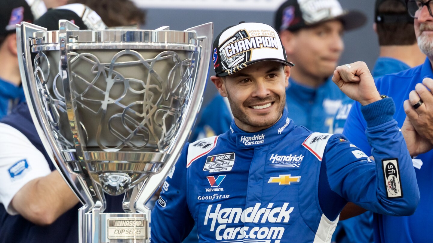  Kyle Larson outduels Denny Hamlin on overtime restart for second NASCAR Cup championship