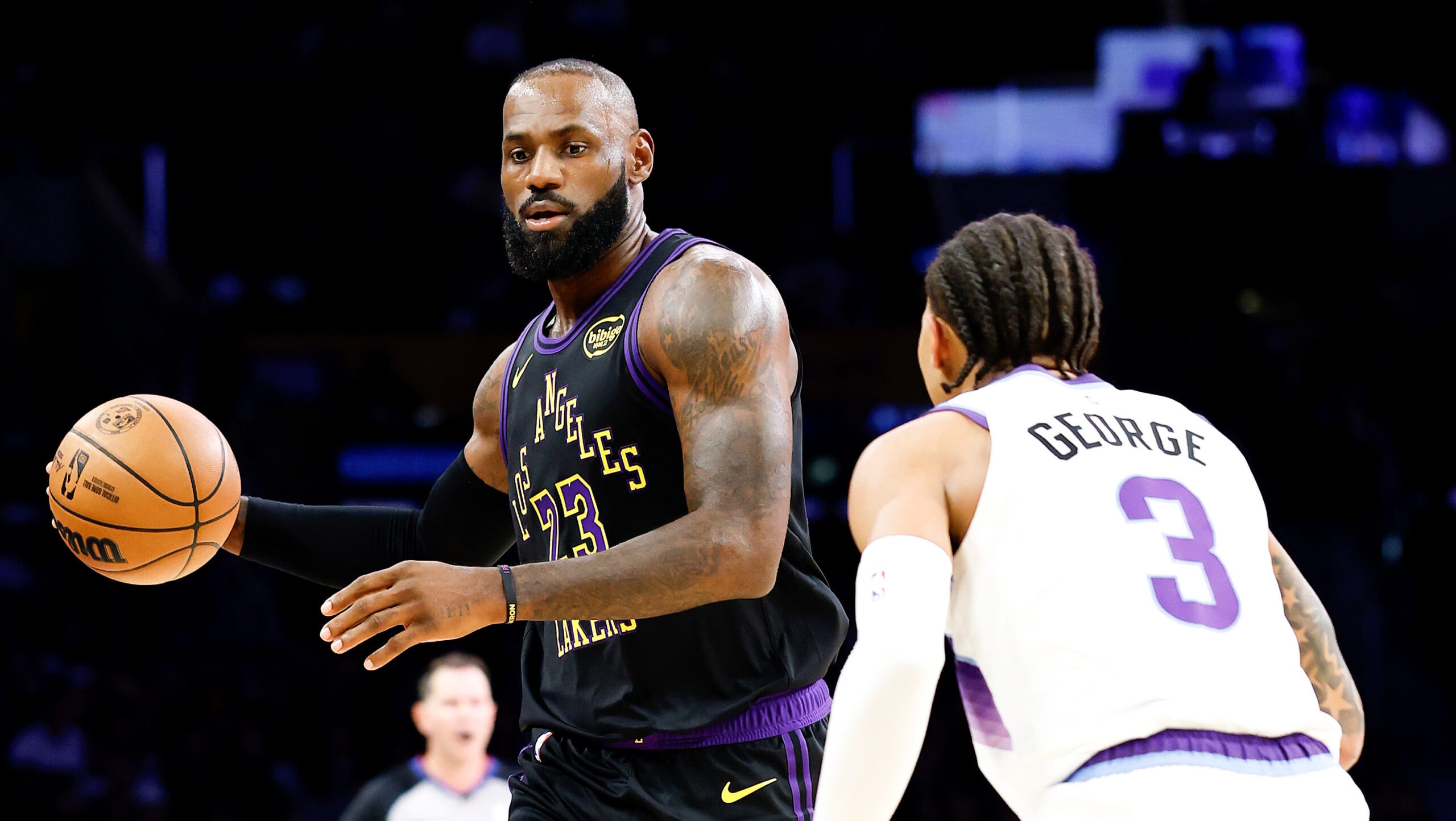  LeBron James makes historic season debut in Lakers’ 140-125 win over Jazz