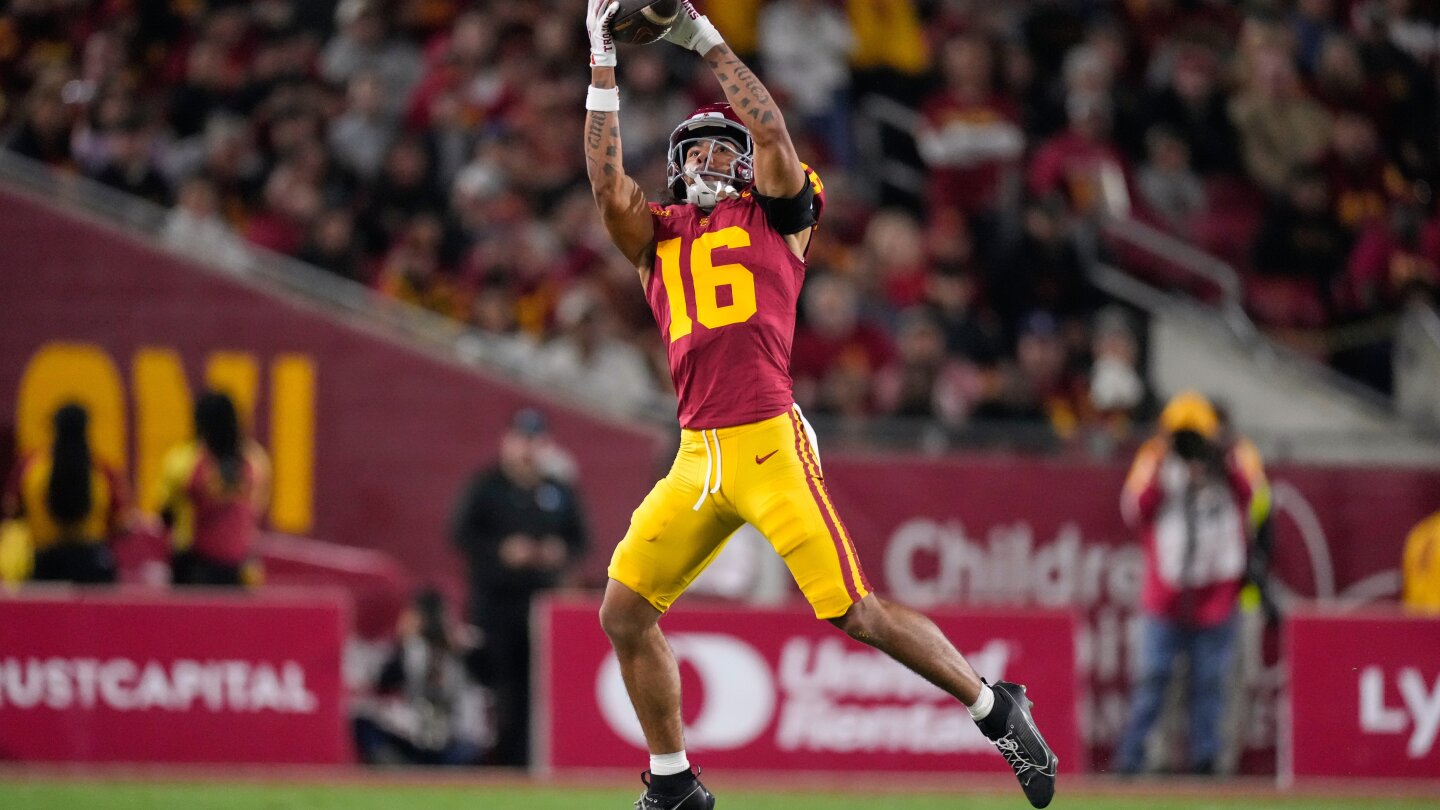  No. 20 USC pulls off fake punt after the Trojans’ 3rd-string QB switches to punter’s uniform number