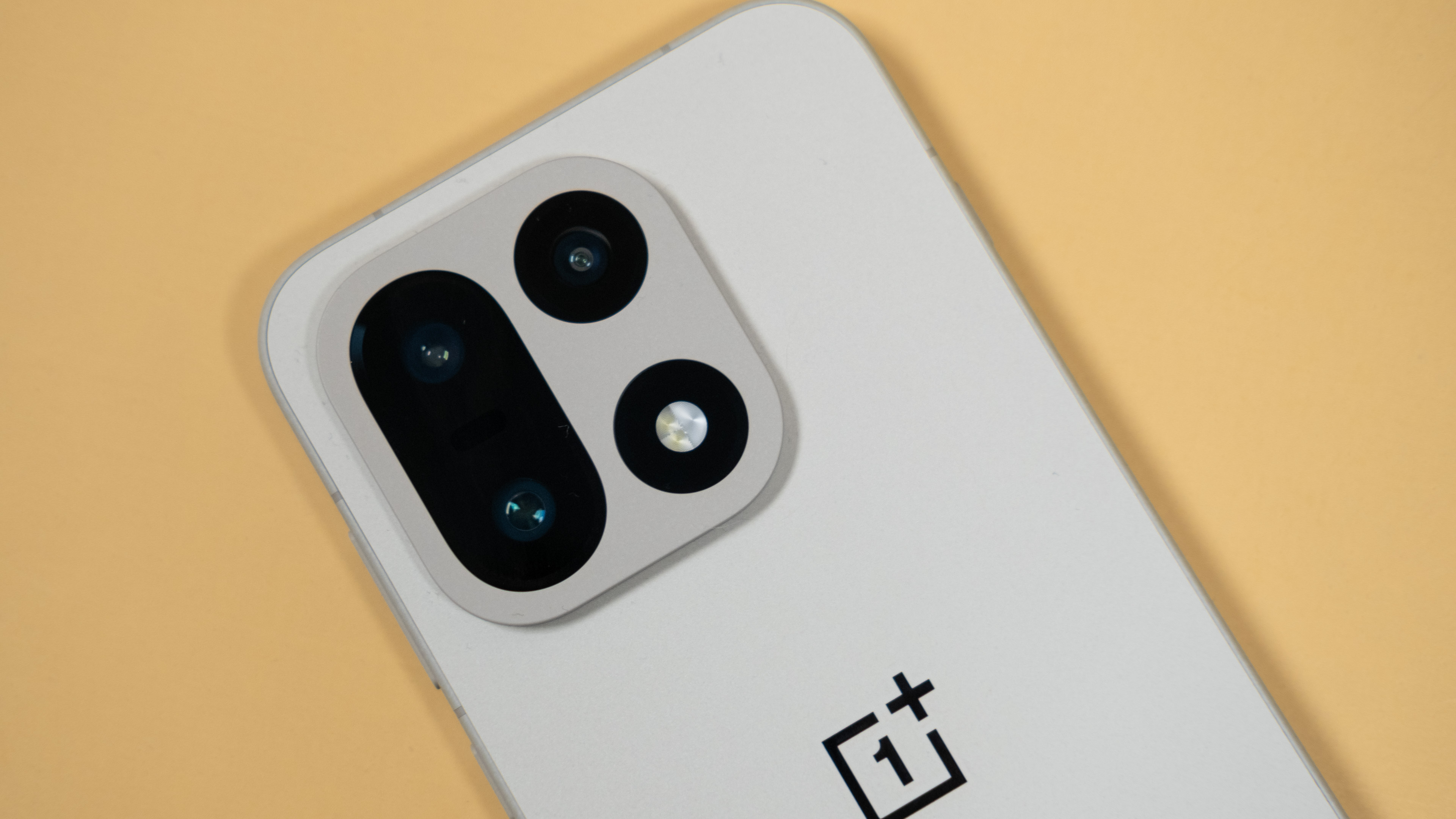 OnePlus 15 cameras