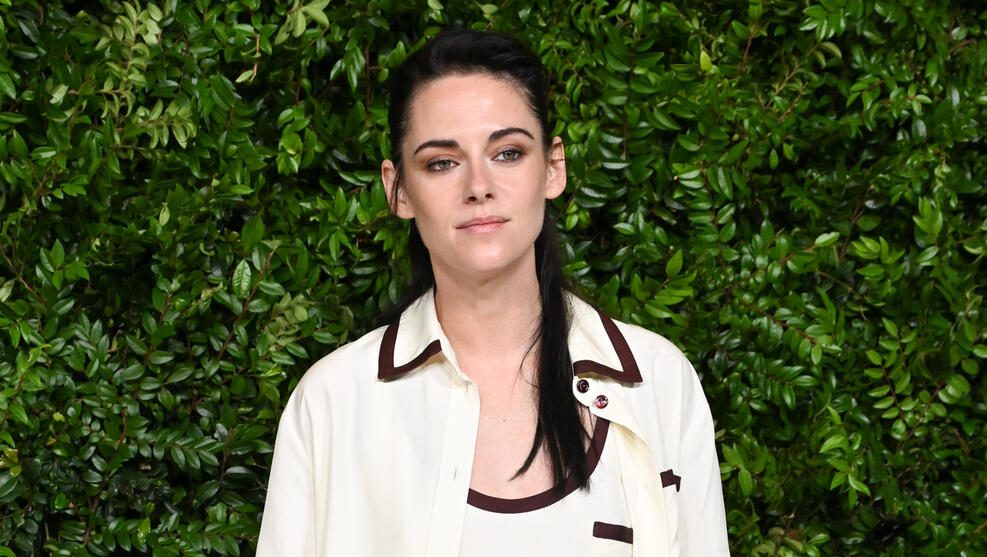  Kristen Stewart Calls “State Of Emergency” On Hollywood’s Gender Gap