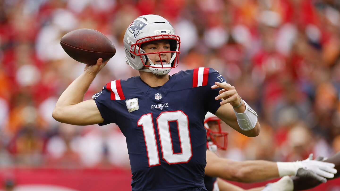  Patriots employ unusual time strategy, take 14-10 lead over Bucs at halftime