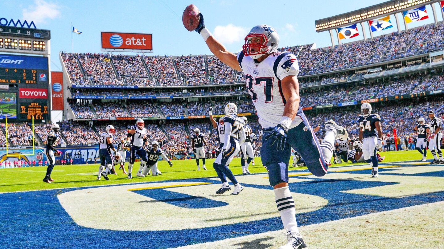  Rob Gronkowski will sign a one-day contract and retire with the Patriots
