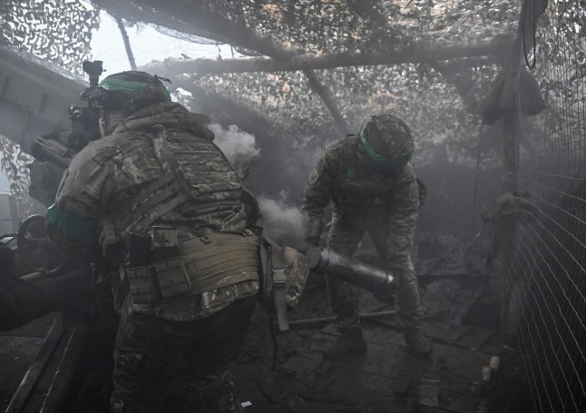 Ukrainian servicemen of the National Police Special Purpose Battalion fire a howitzer towards Russian troops at a position in a front line, amid Russia's attack on Ukraine, near the town of Pokrovsk in Donetsk region, Ukraine November 20, 2025. REUTERS/Stringer