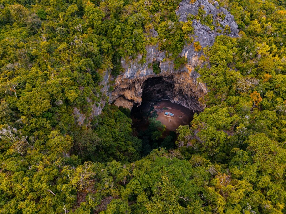  Scientists Unearth an Epic Underground Cave Hidden Inside a Giant Sinkhole in China