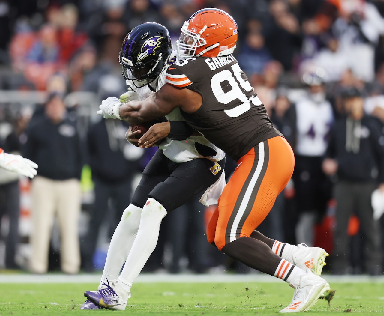  Shedeur Sanders arrives for Browns, but Myles Garrett and Carson Schwesinger continue to make cases for league awards: Ashley Bastock