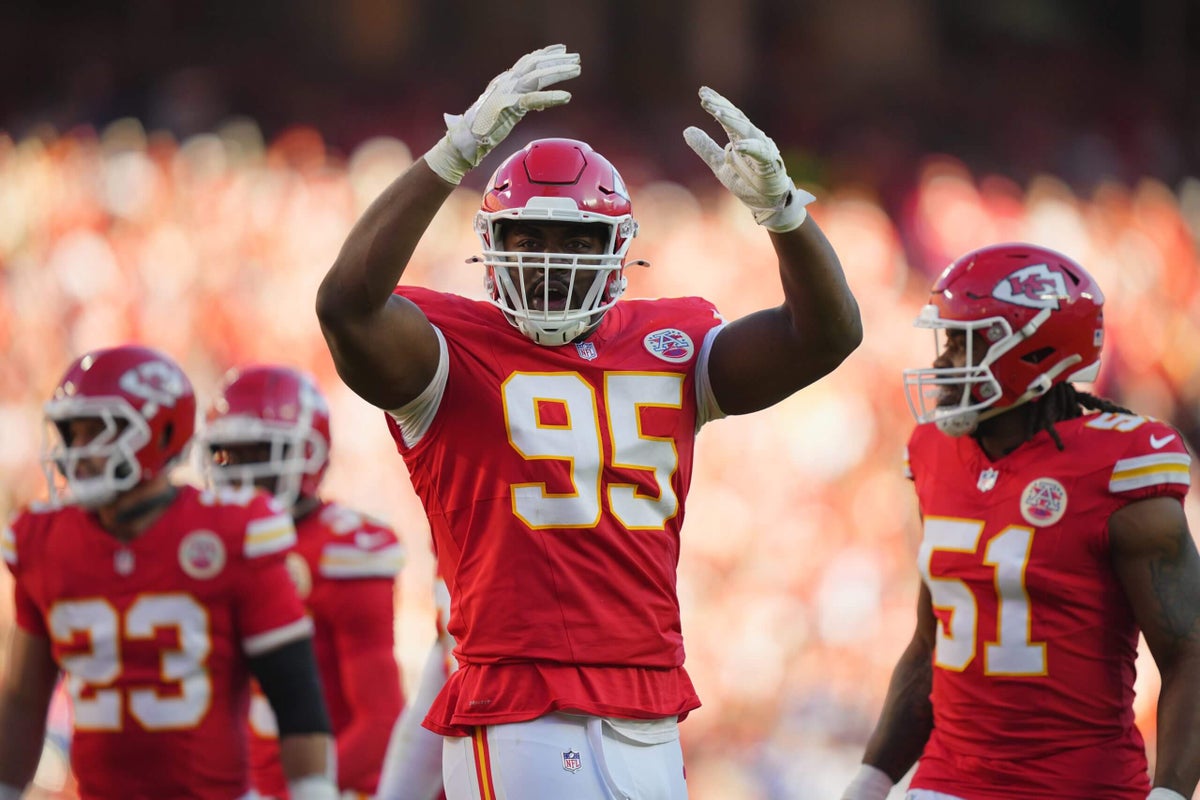  They’re alive! Chris Jones fires up Arrowhead crowd, helps Chiefs save season