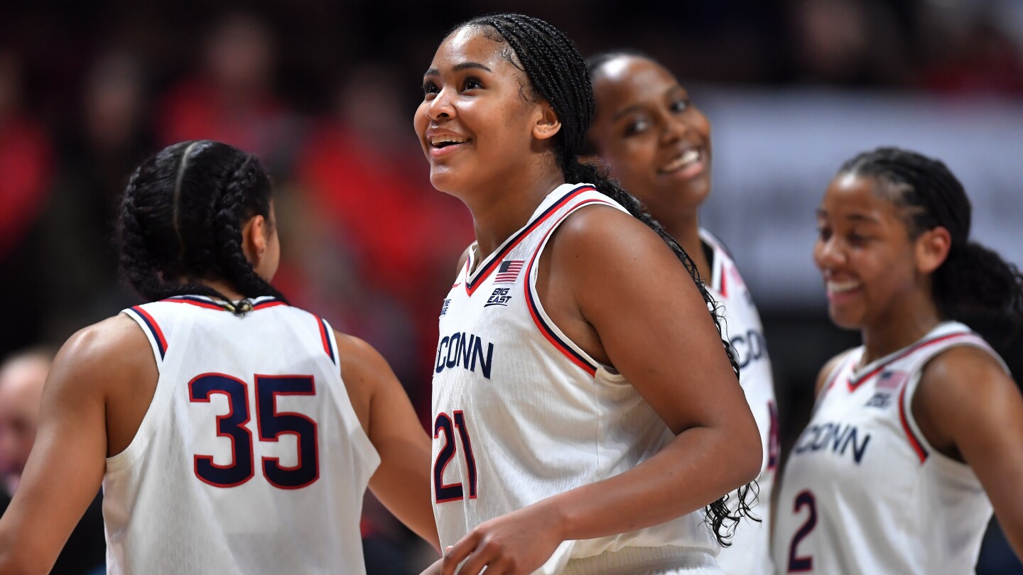  UConn, South Carolina remain 1-2 in women’s AP Top 25, Iowa State into top 10