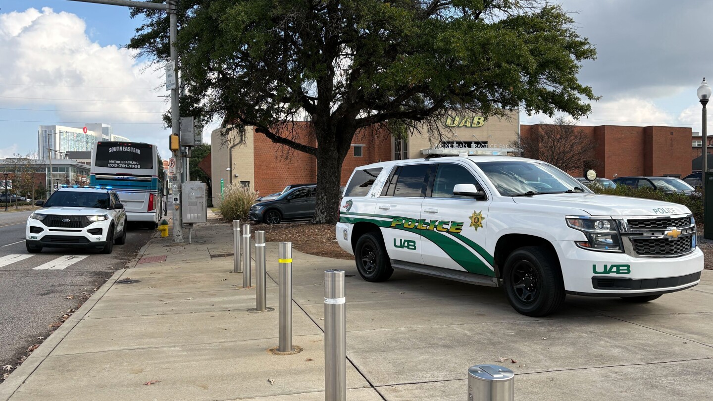  University of Alabama at Birmingham football player accused of stabbing 2 teammates before game