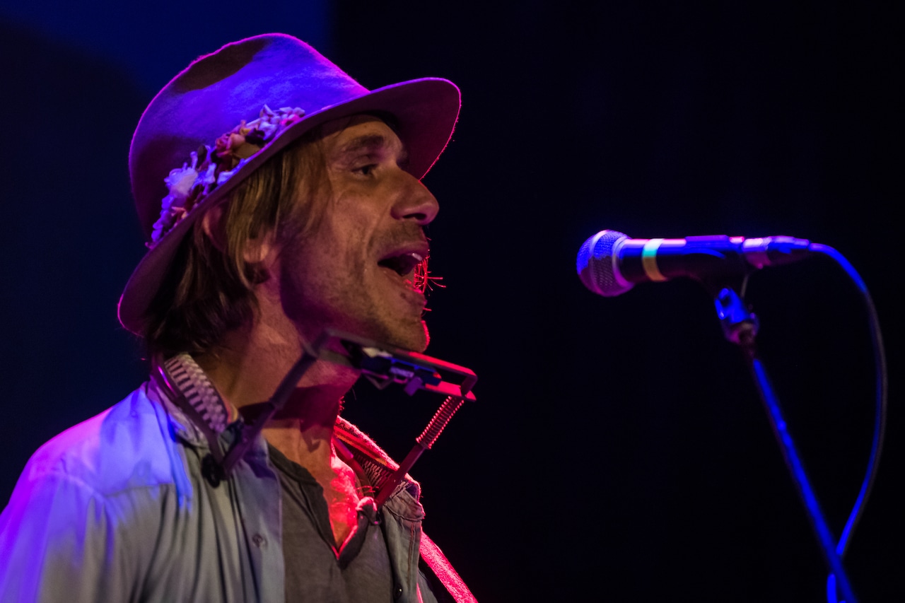  Todd Snide, popular singer, assaulted outside hotel, cancels tour