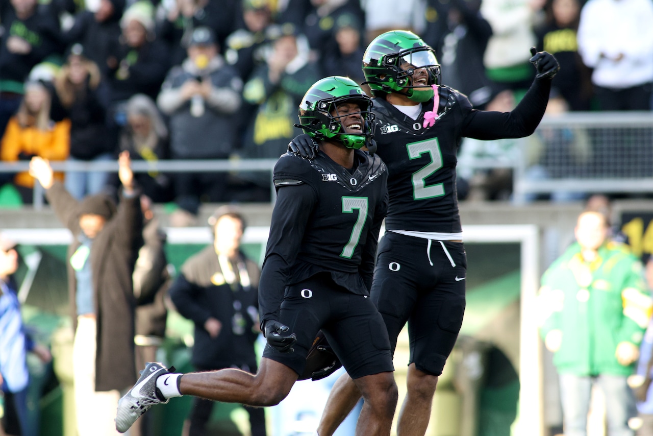  Oregon moves up in College Football Playoff rankings after beating USC