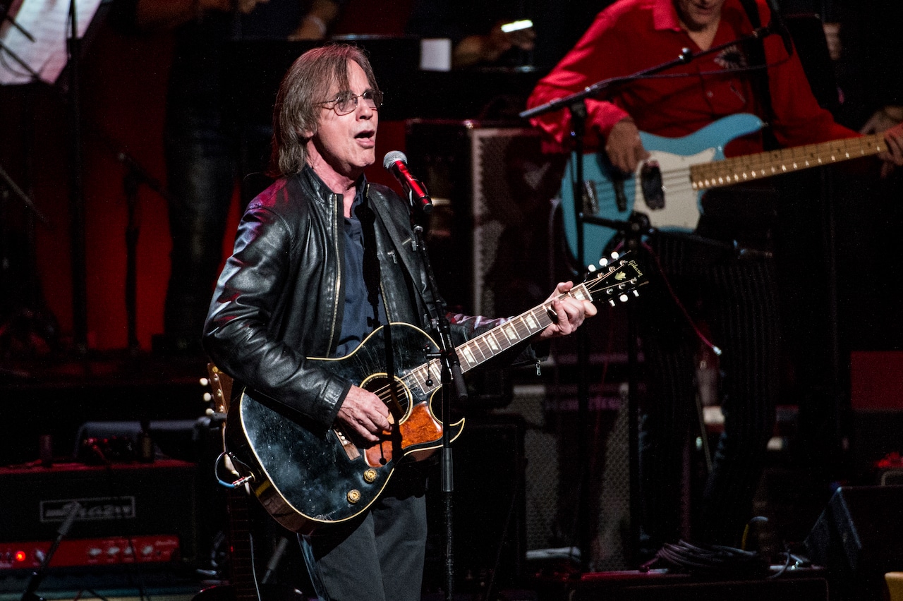  Jackson Browne’s son Ethan found dead at 52