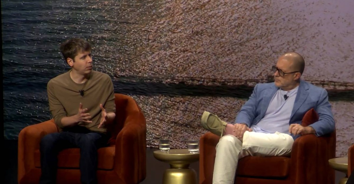  Jony Ive and Sam Altman say they finally have an AI hardware prototype