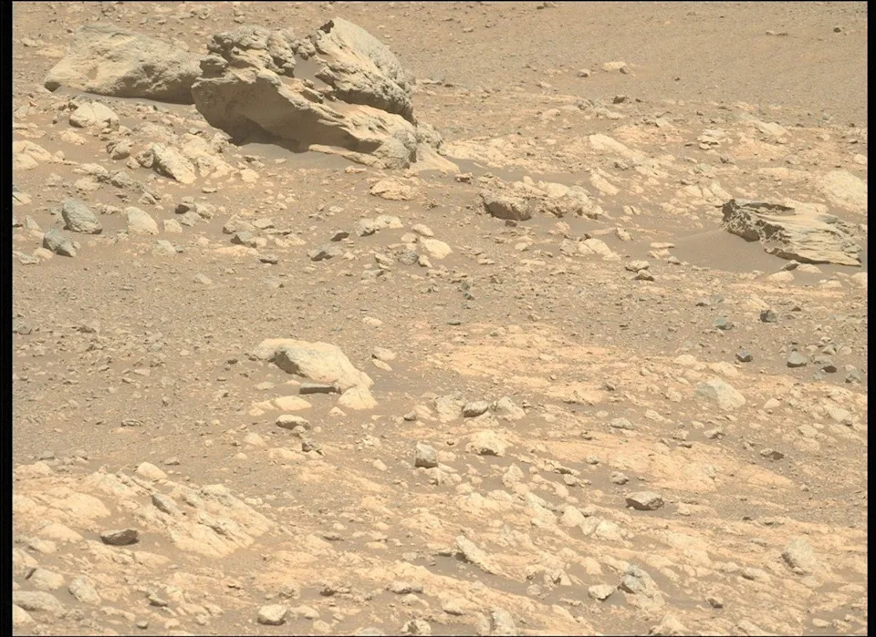 The rock ‘Phippsaksla’ is seen at the upper left of this photo from the Perseverance Mars rover’s camera (NASA/JPL-Caltech/ASU)