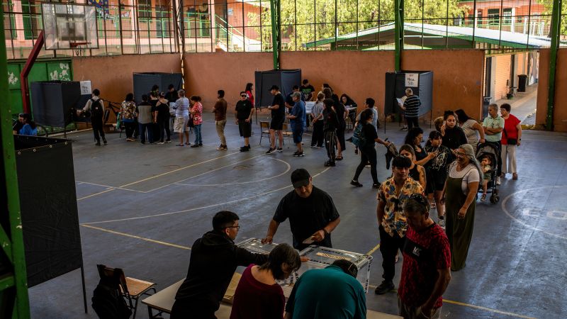  Chile’s presidential race headed to tense runoff between communist and hard-right candidates