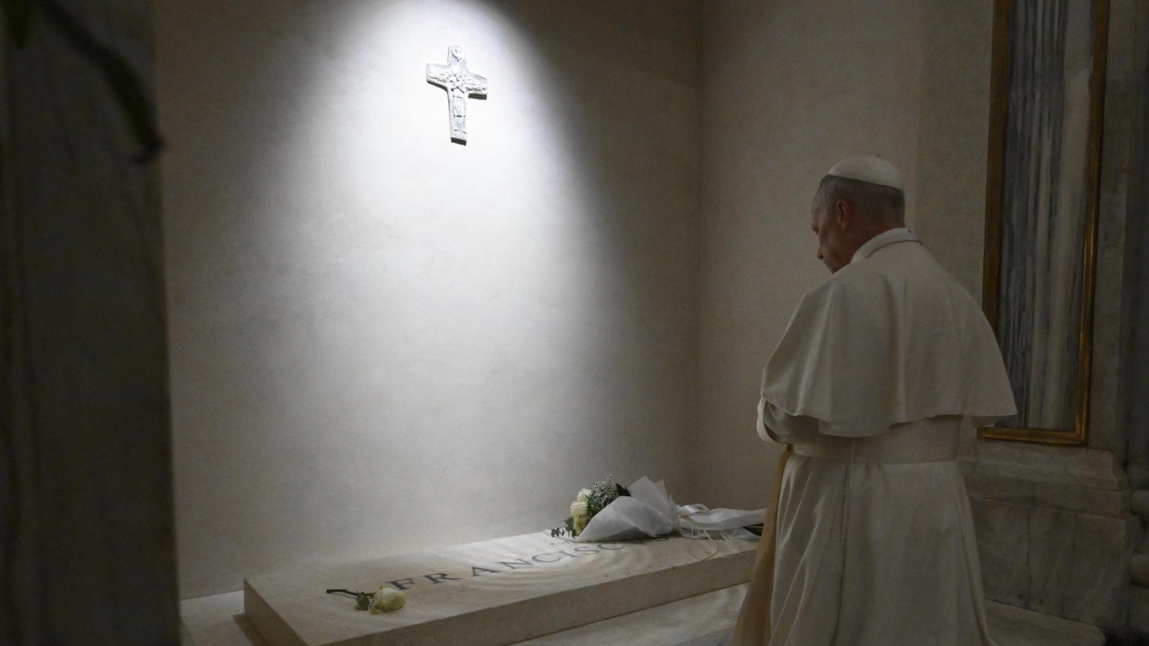  Pope Leo visits Basilica of St. Mary Major; prays at Pope Francis’ tomb