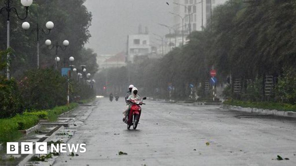  Typhoon Kalmaegi hits Vietnam after killing at least 114 in Philippines