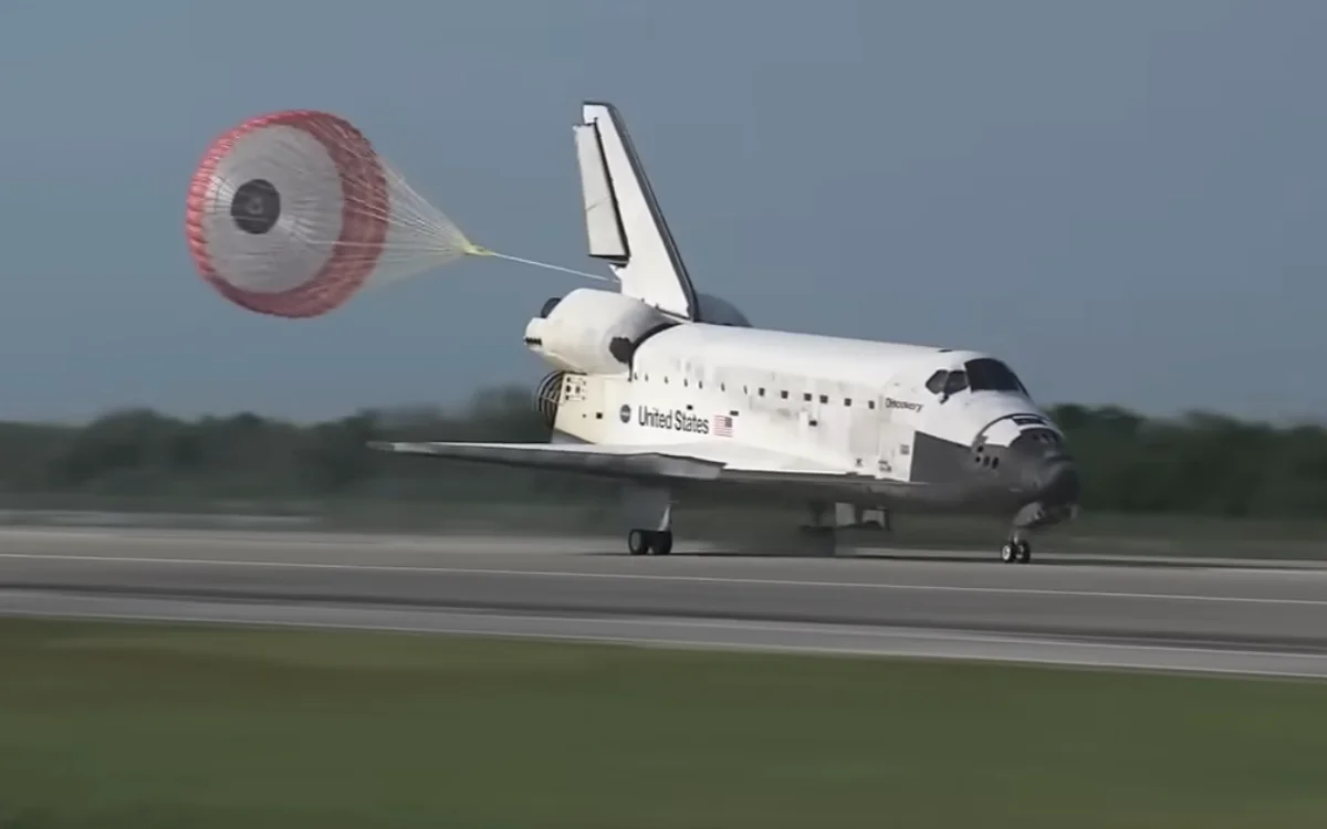  Magnificent footage shows space shuttle landing in Florida after 6,200,000 miles and two weeks in orbit