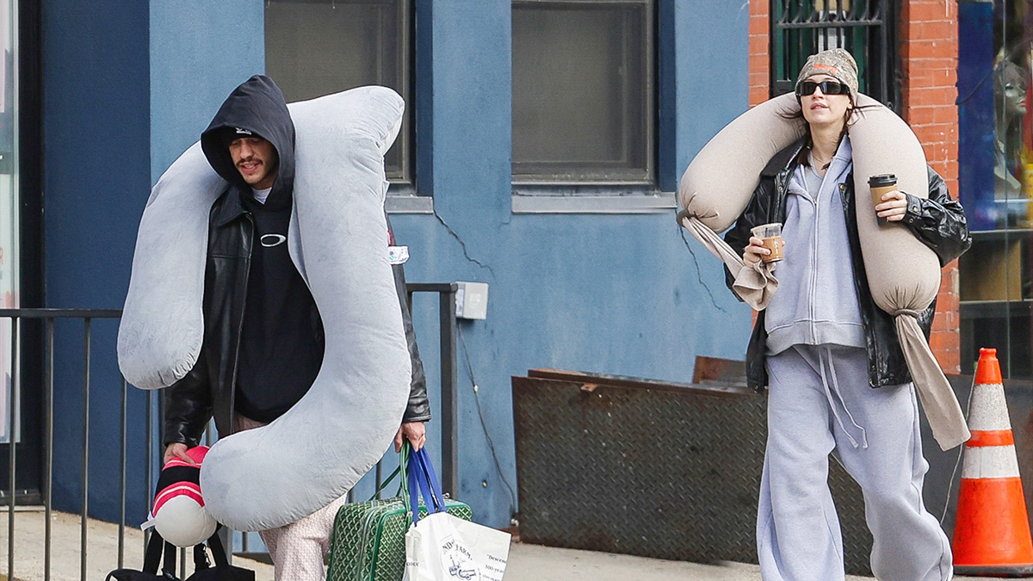  Pete Davidson Snapped Carrying Pregnancy Pillow for Girlfriend Elsie Hewitt