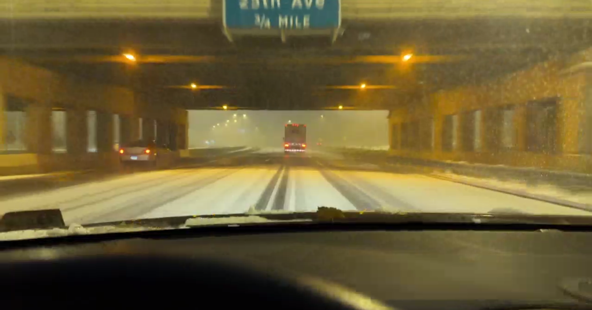  Winter Storm Warning continues for much of Chicago area as heavy snow falls
