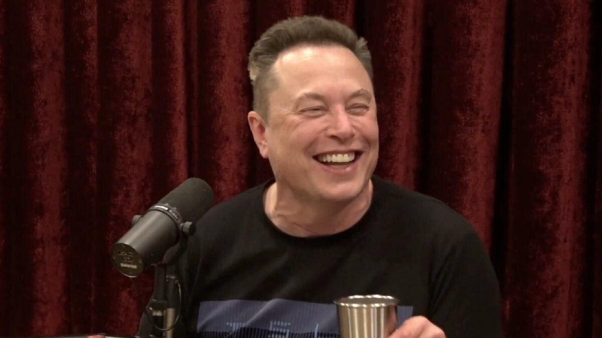  Elon Musk Tells Joe Rogan That He Will Demo a Flying Car by End of Year