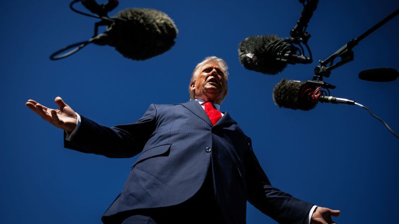  Trump urges New Yorkers to vote for Cuomo for mayor