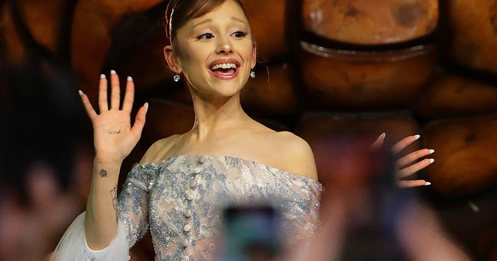  Man who rushed Ariana Grande at “Wicked: For Good” premiere deported from Singapore