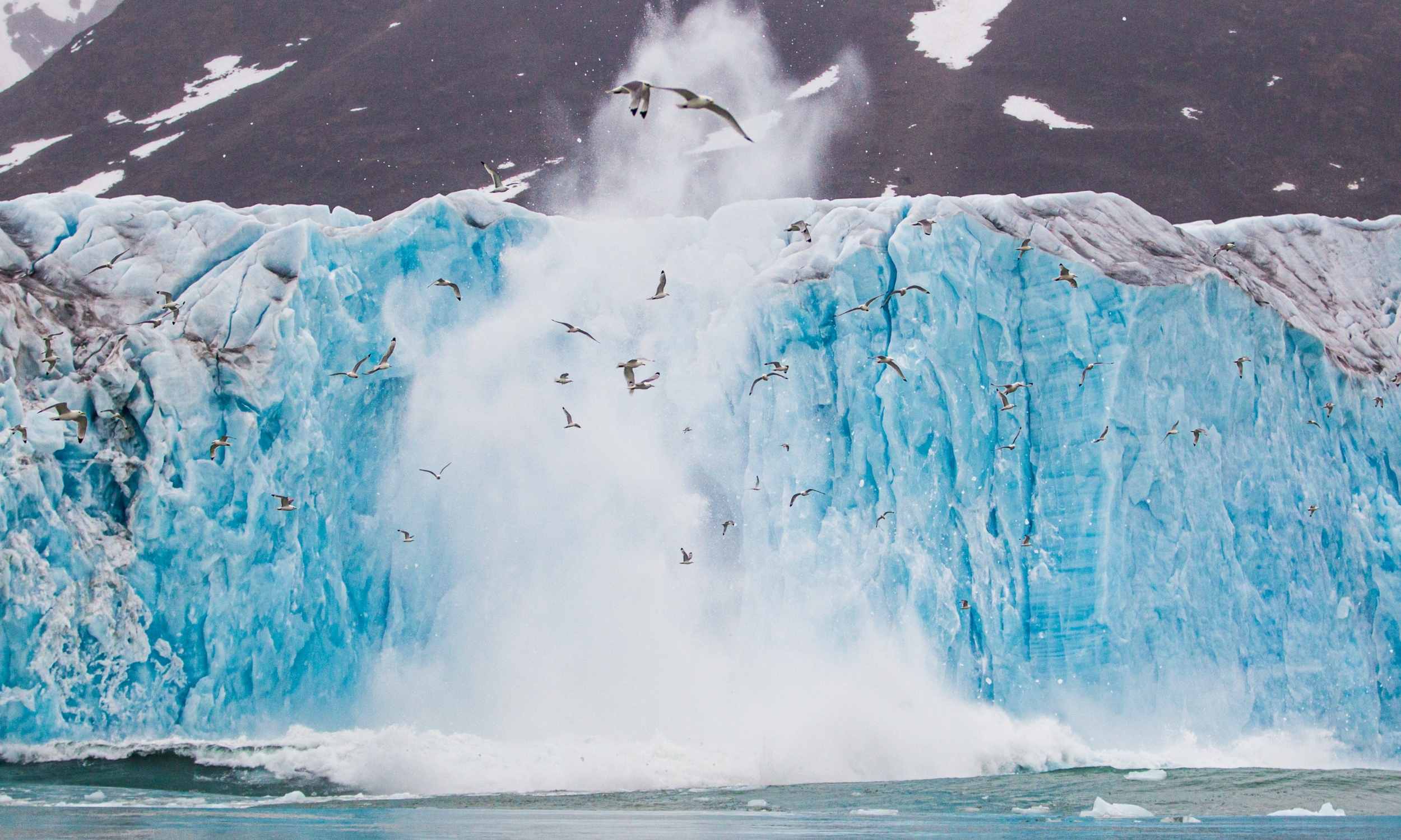  Scientists record 56,000 icebergs breaking off glaciers in real time