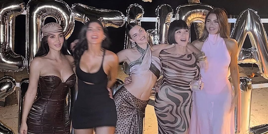  The Kardashians Unite for Kendall Jenner’s Beachy 30th Birthday