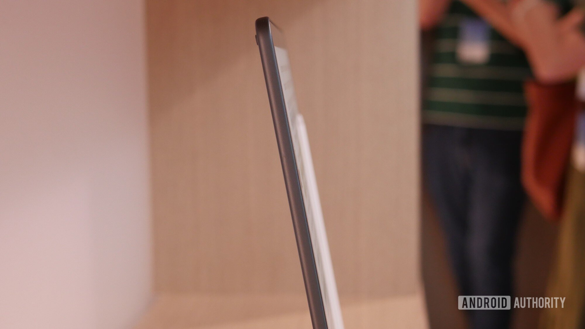 kindle scribe color thin The Kindle Scribe Colorsoft features a thinner build.