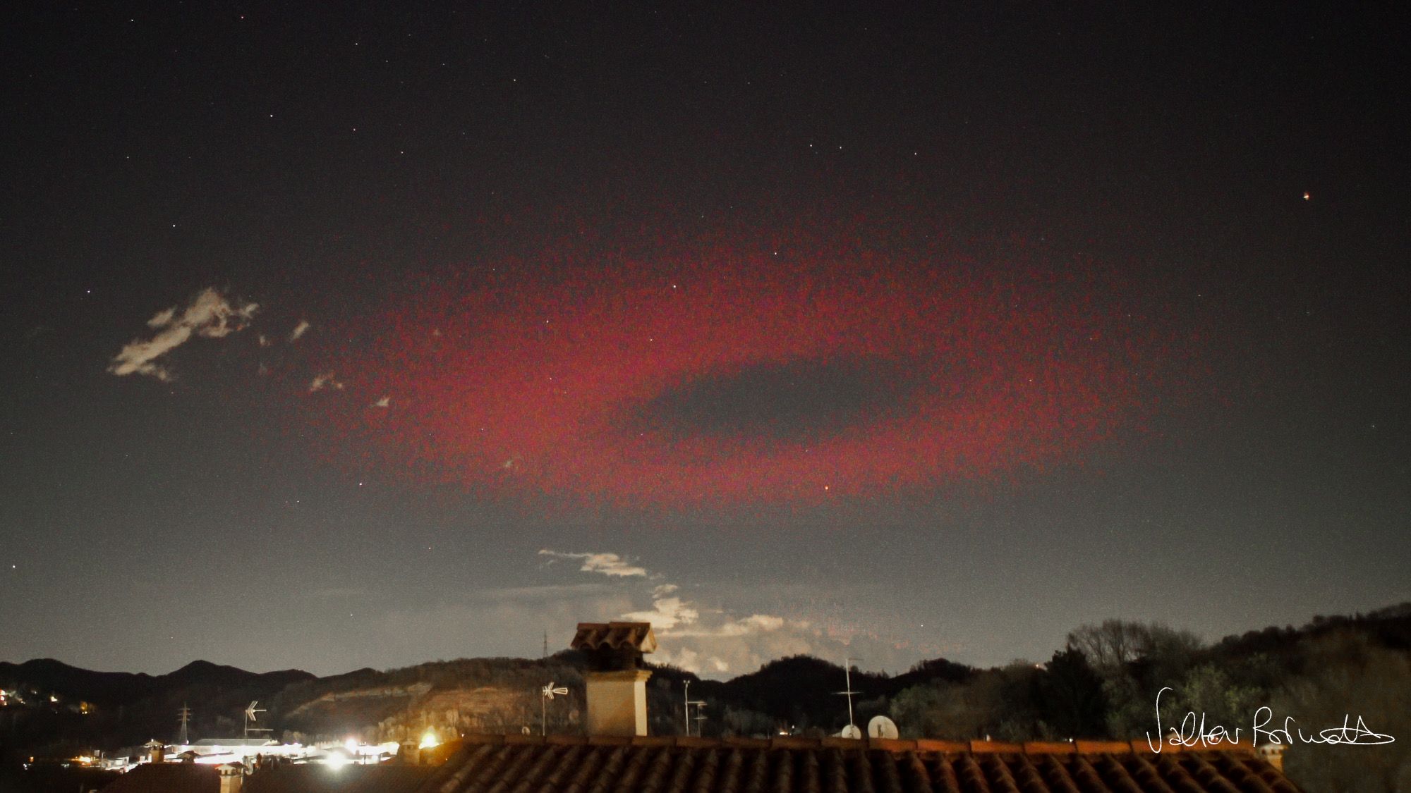 Photographer captures eerie red halo hovering over the Italian Alps in rare ‘elve’ sighting (photo)
