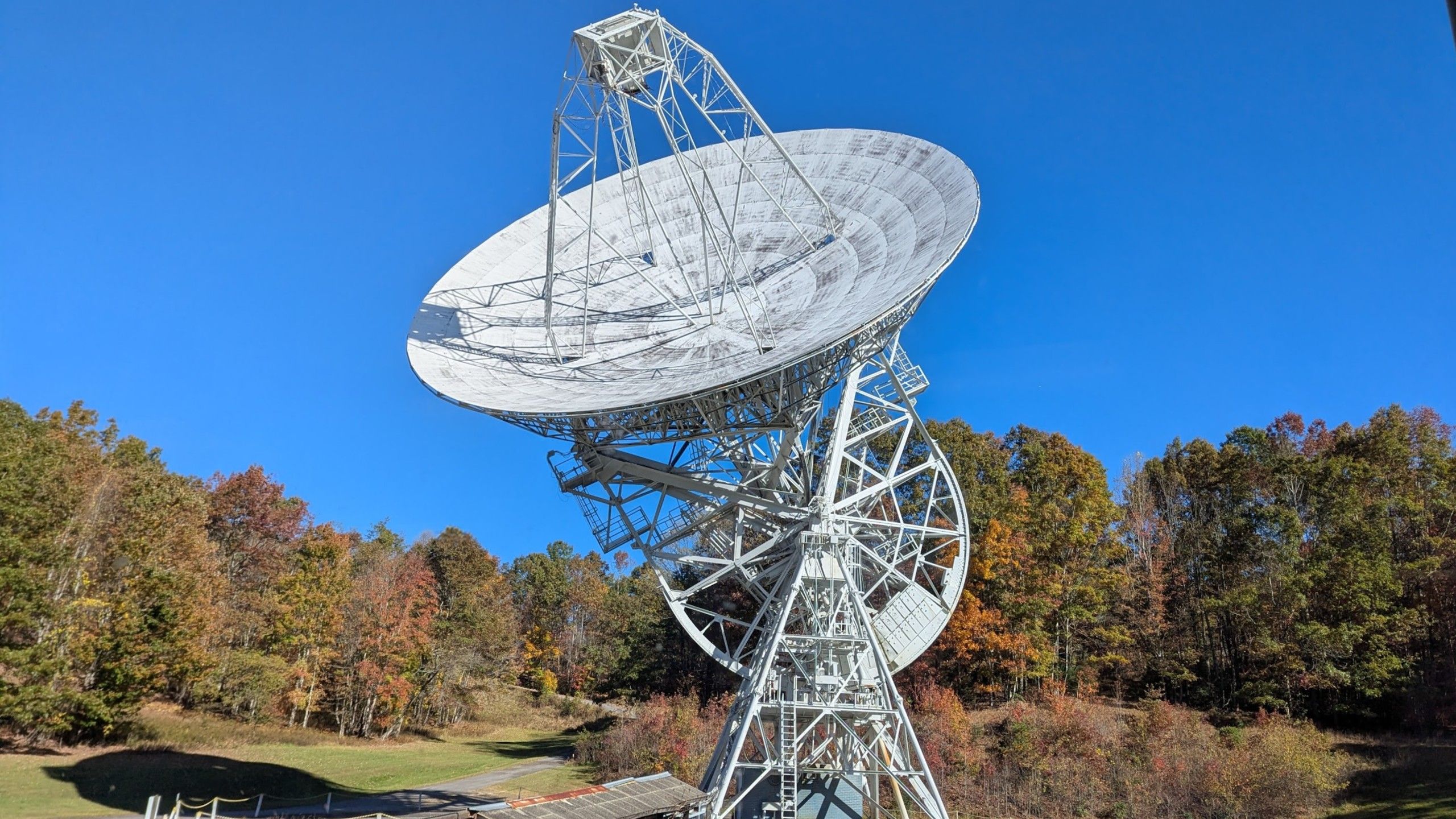  This Apollo-era radio telescope in the NC mountains once spied on Soviet satellites. Now it’s for sale