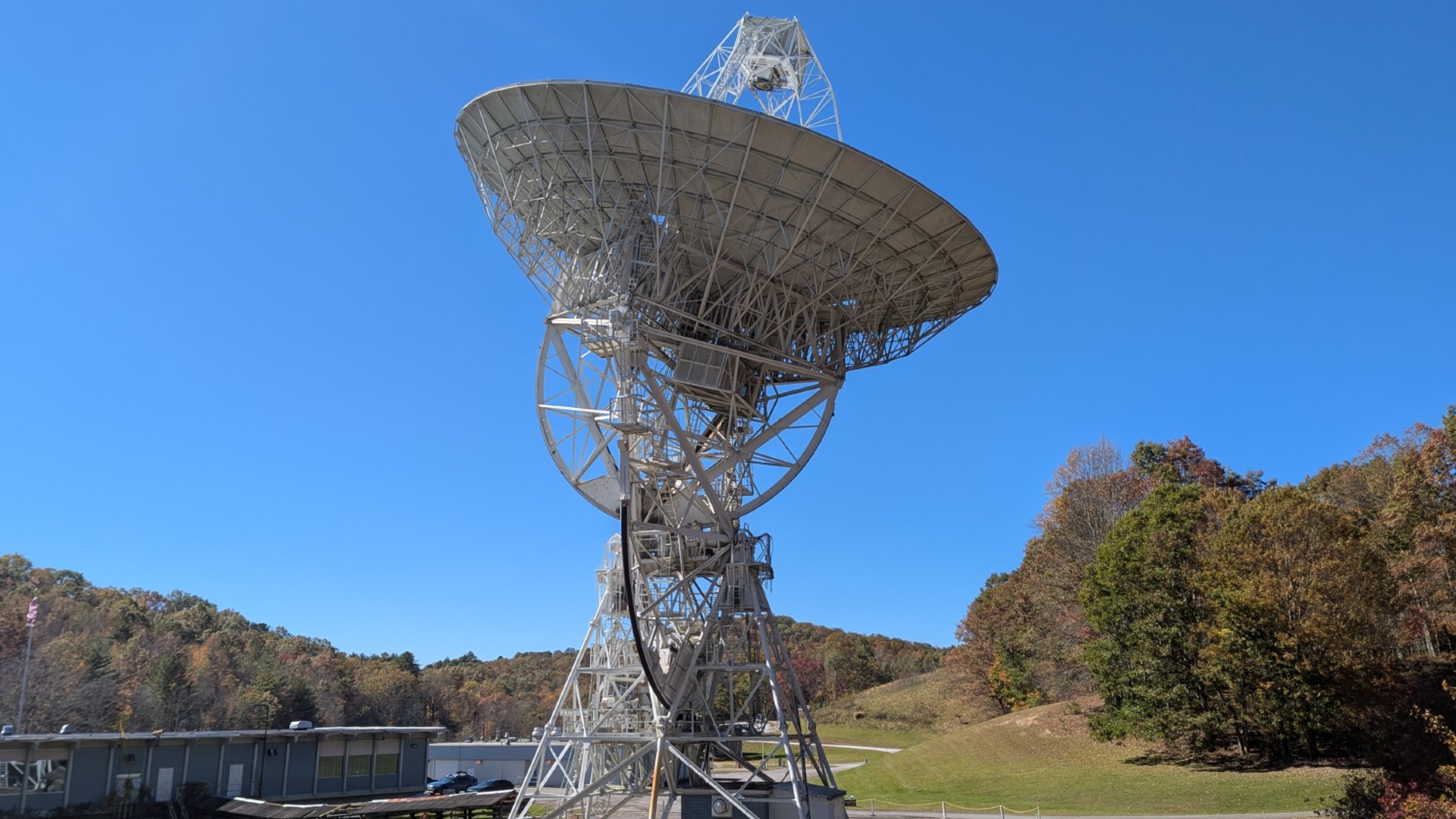 a large radio antenna under a blue sky