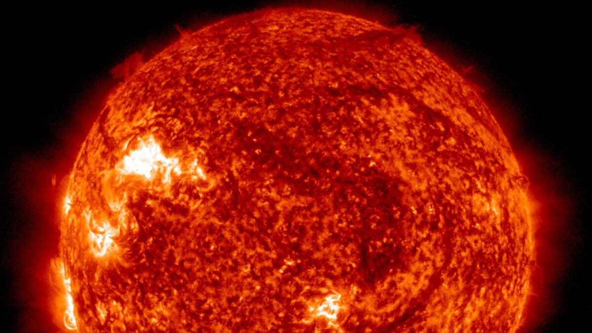  Astronomers Are Tracking a Giant Sunspot Cluster That’s Already Causing Problems