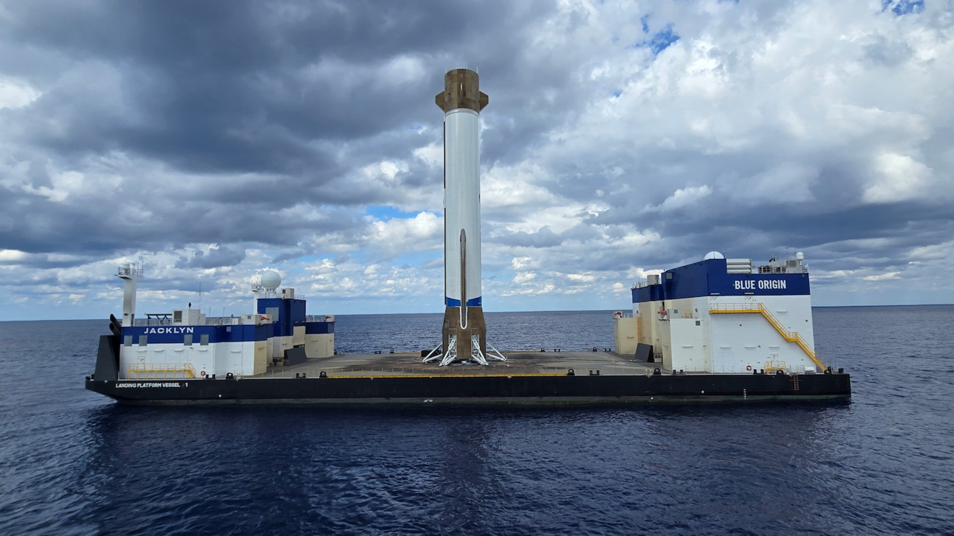  Watch Blue Origin’s huge New Glenn rocket ace its epic landing on a ship at sea (video)