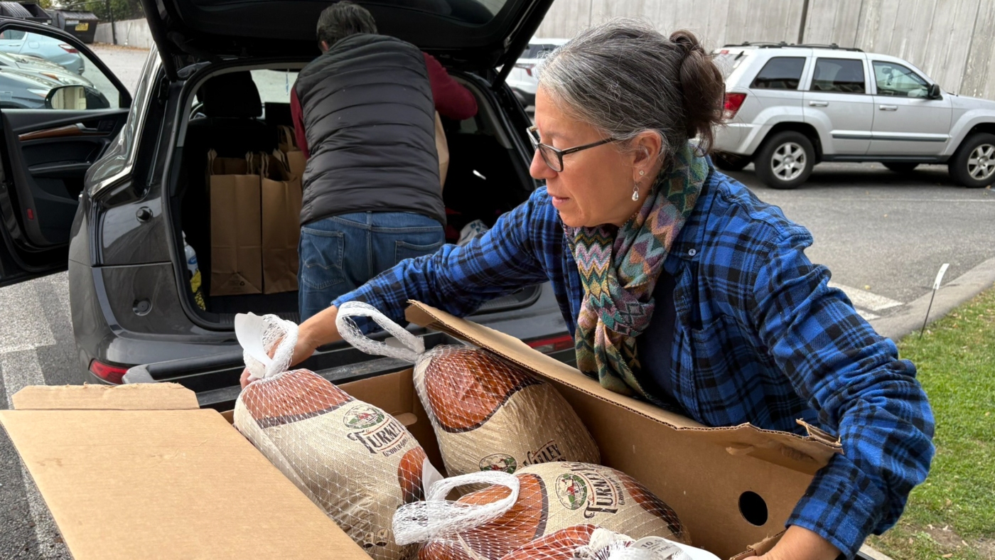  Food banks are swamped with demand amid SNAP lapses : NPR