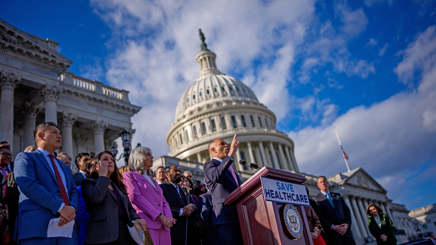  Democrats have an edge going into 2026 midterms, new poll shows : NPR