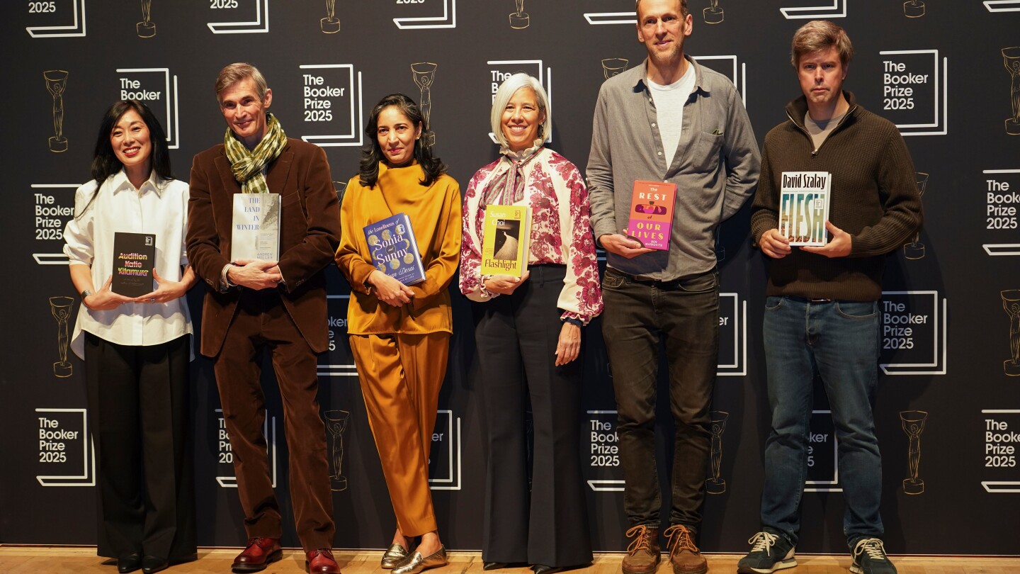  Andrew Miller and Kiran Desai are favorites to win the Booker Prize for fiction