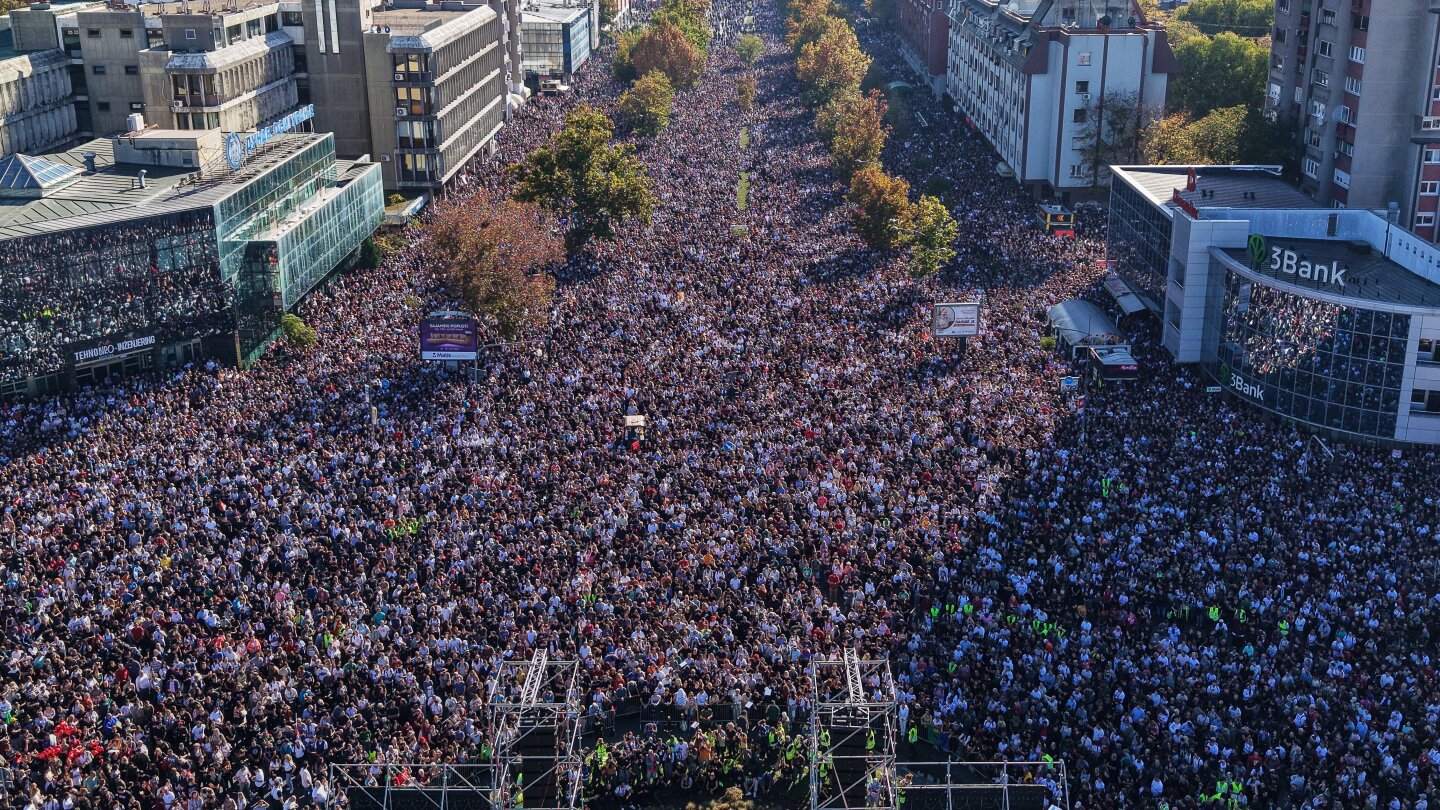  Tens of thousands in Serbia rally in Novi Sad to mark train station disaster