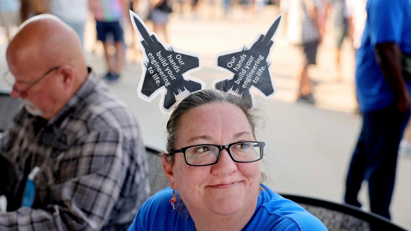  Boeing defense workers approve new contract, ending three-month strike